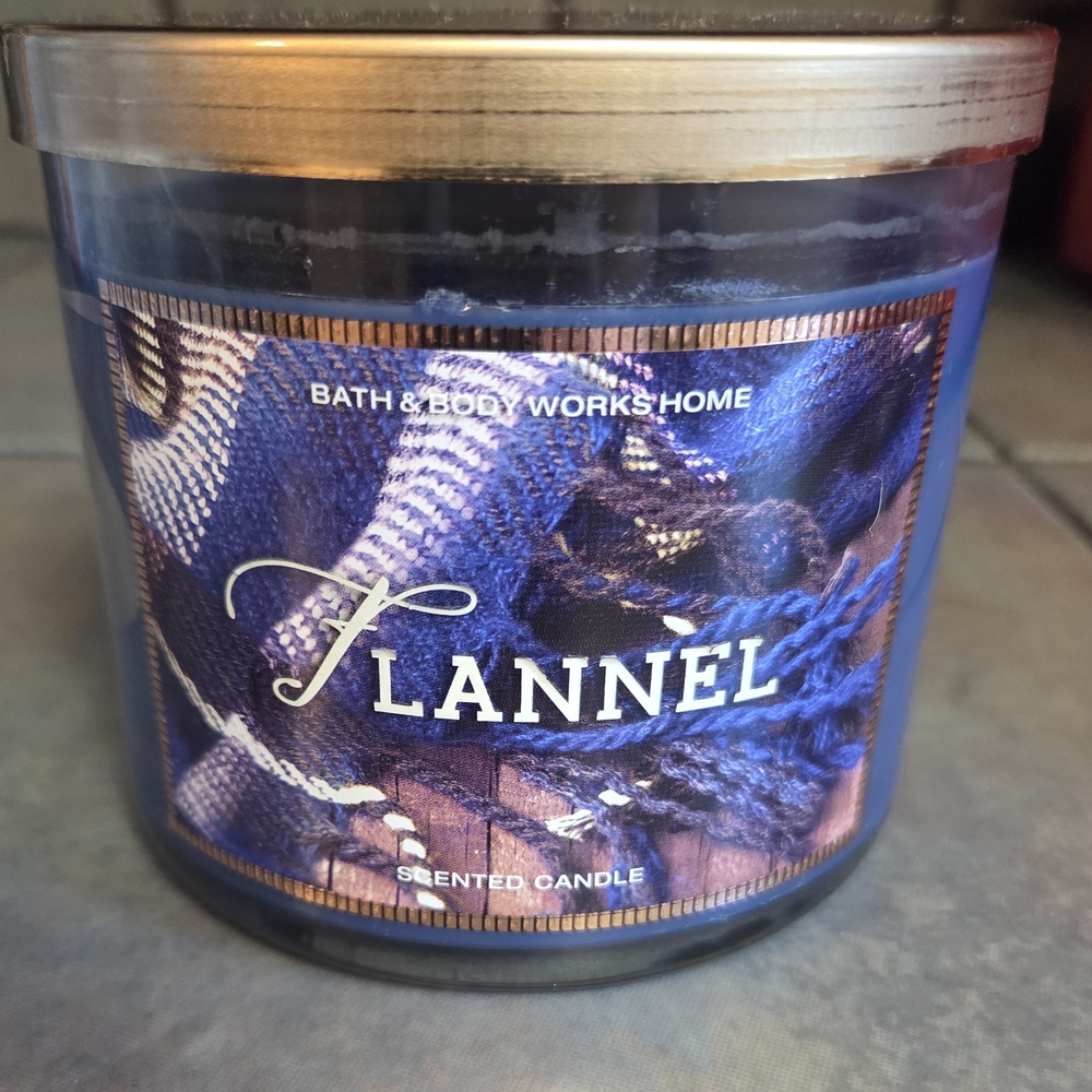 🆕️lBath & Body Works Flannel Scented Candle - Blue